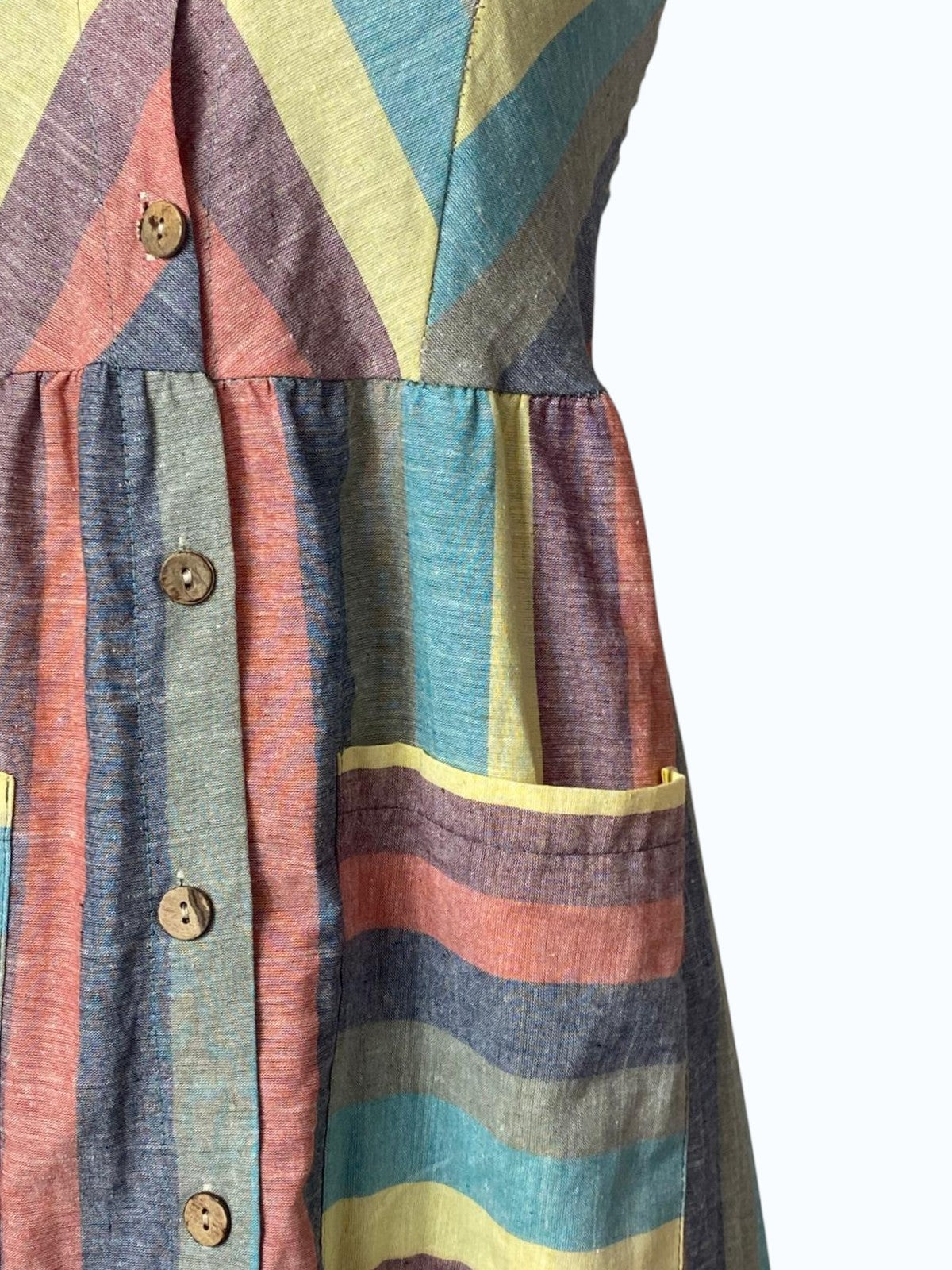 Vestito con bottoni colorato