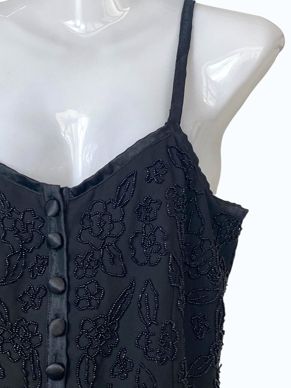 top nero con bottoncini e ricami a perline