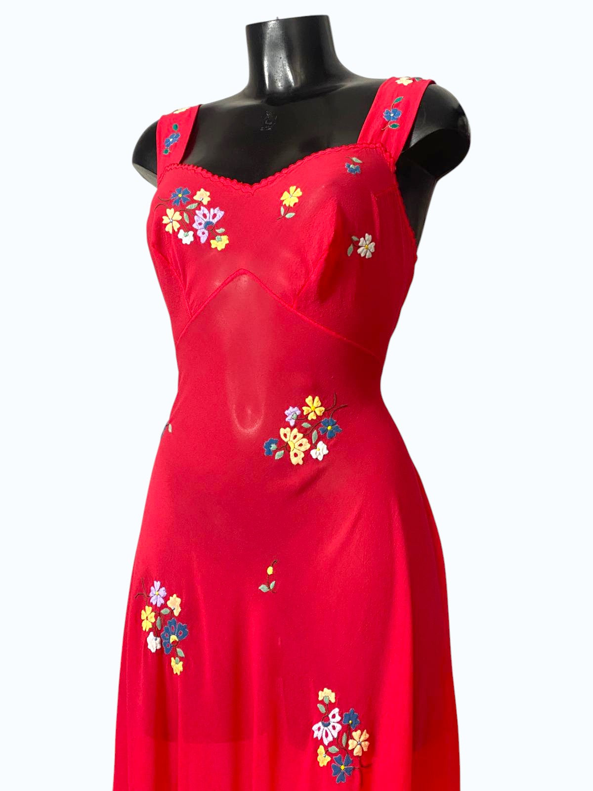 vestito in seta rosso con ricami