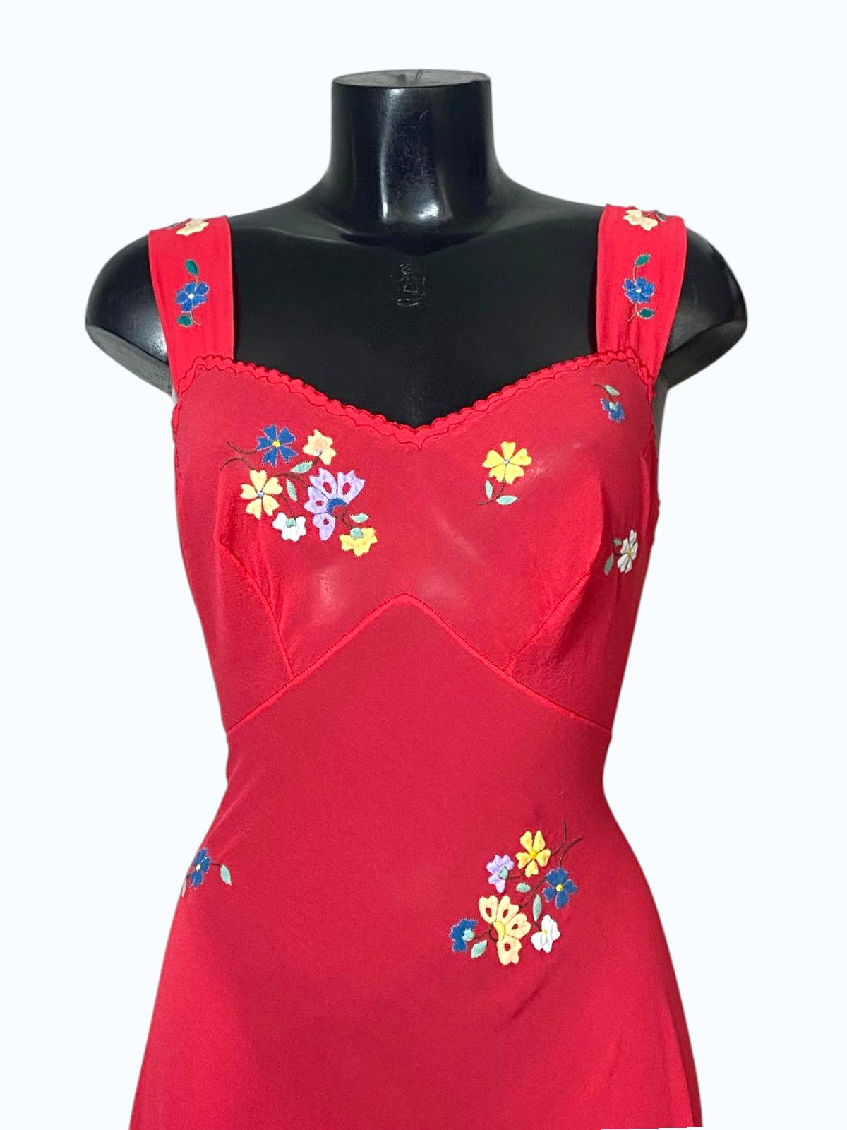 vestito in seta rosso con ricami