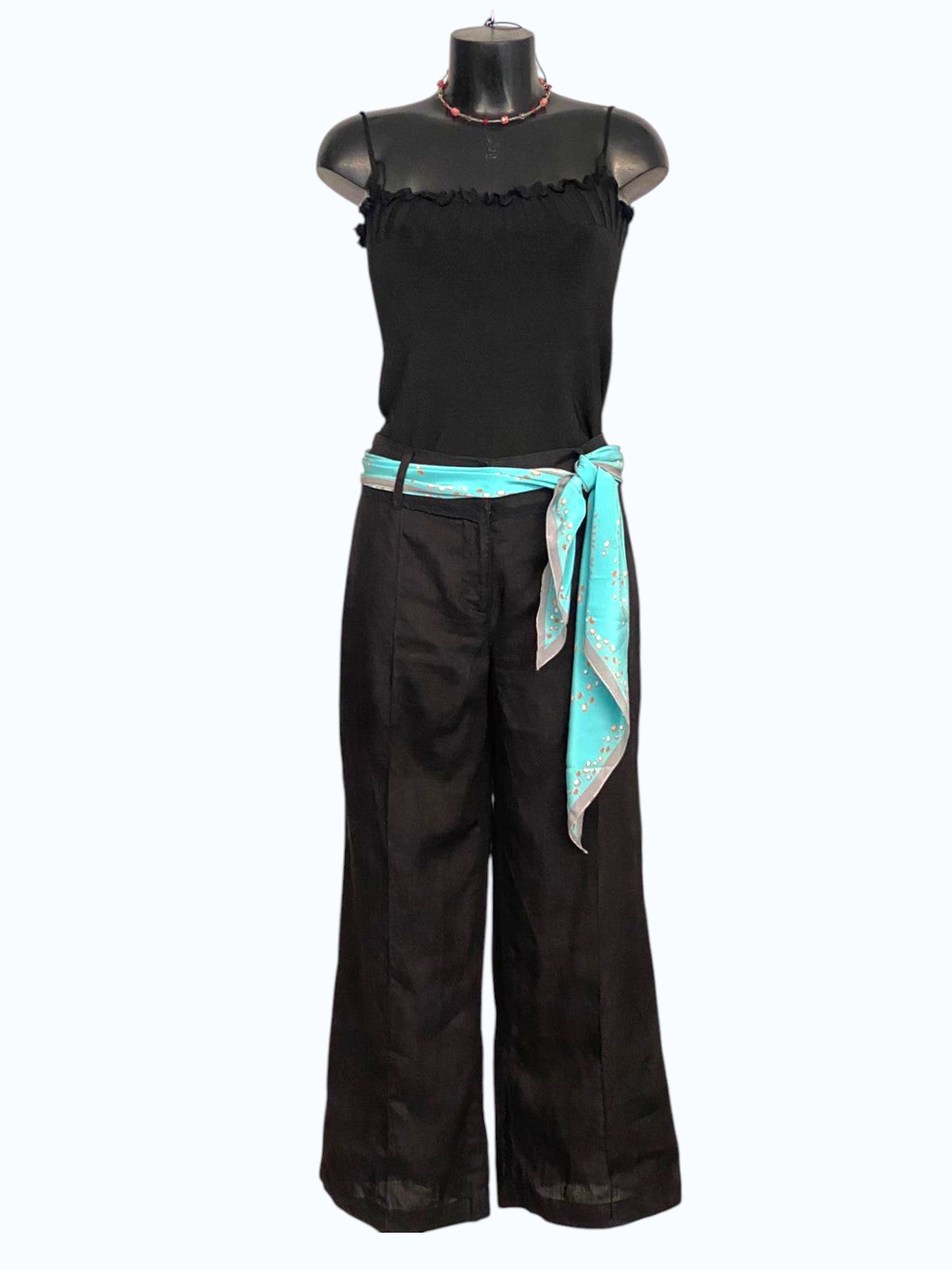 top nero con scollo lavorato