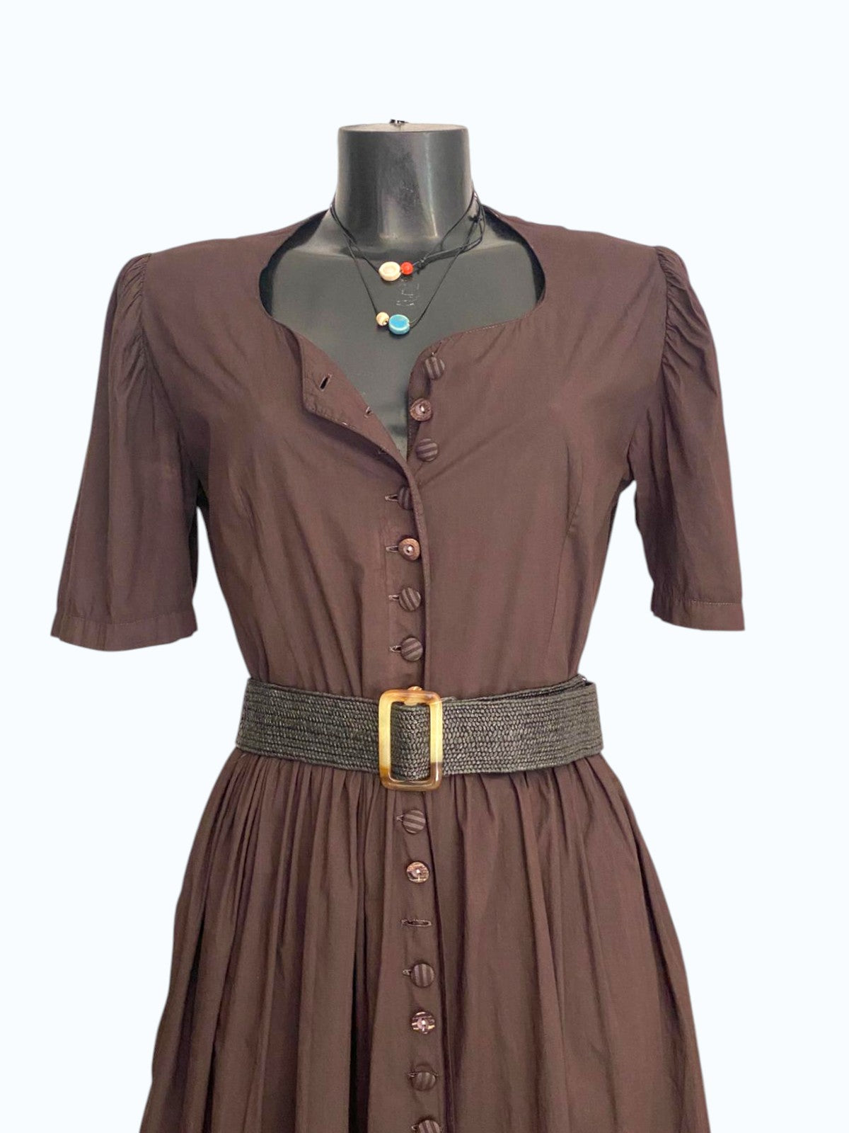 Vestito marrone con bottoncini lungo