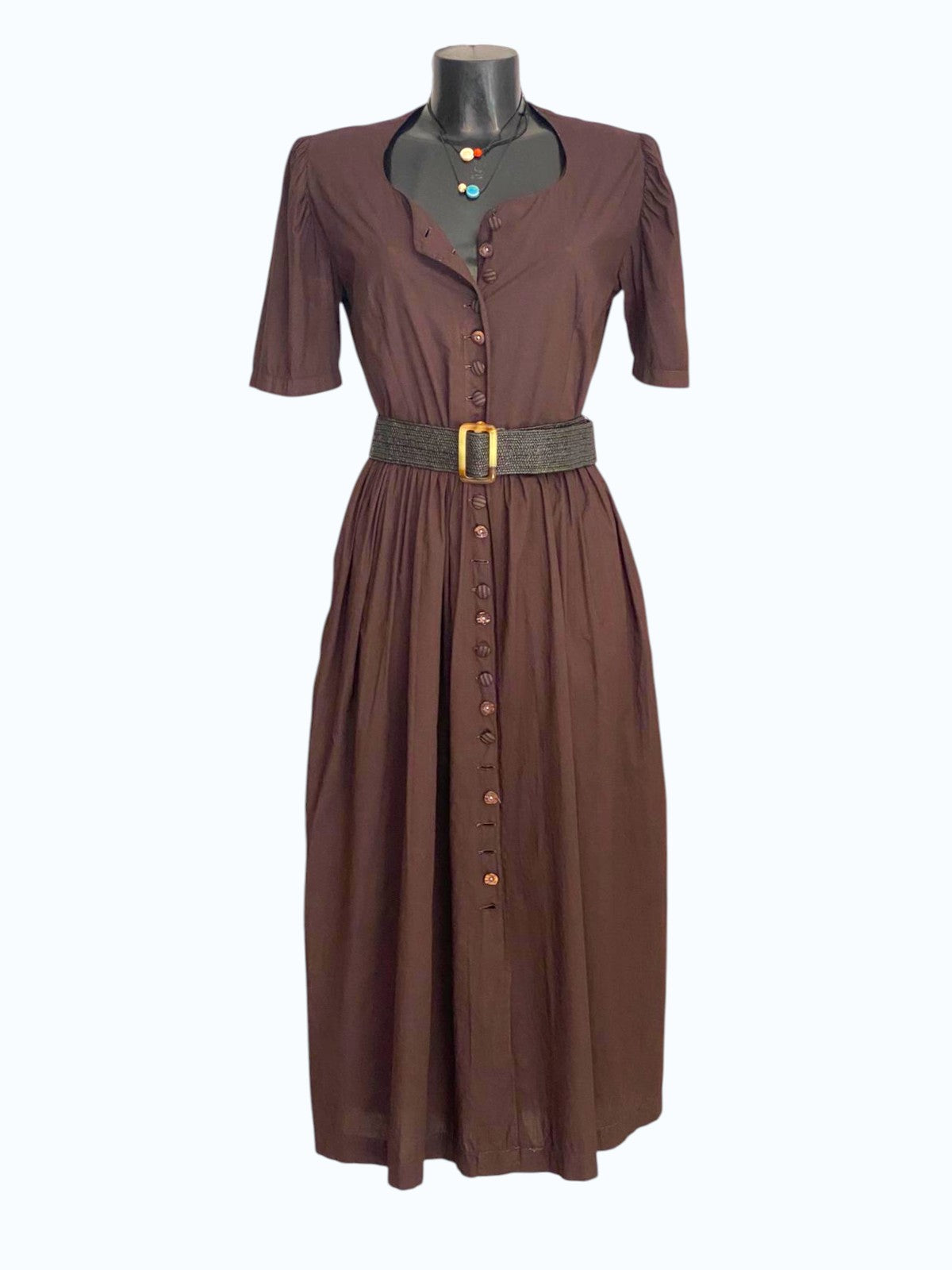Vestito marrone con bottoncini lungo