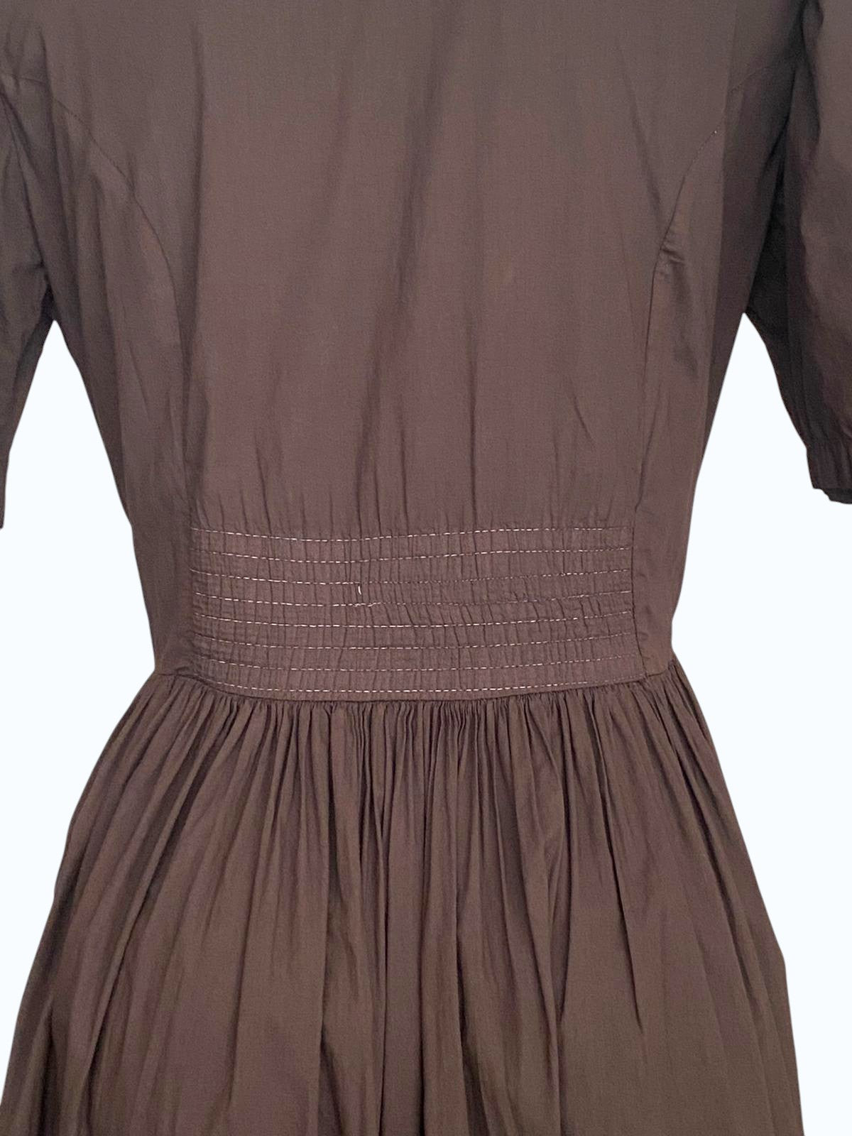 Vestito marrone con bottoncini lungo