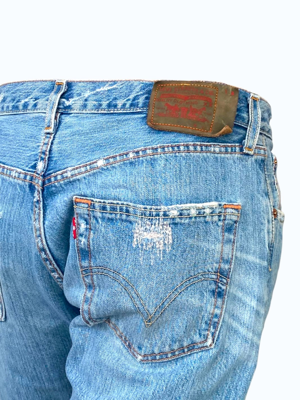 jorts Levi's distressed