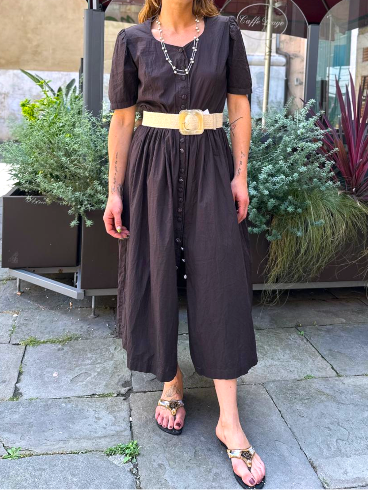 Vestito marrone con bottoncini lungo